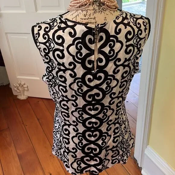 Gorgeous EUC SZ M WHBM 💯 Silk Ivory & Black Scroll Design Top - Picture 7 of 9